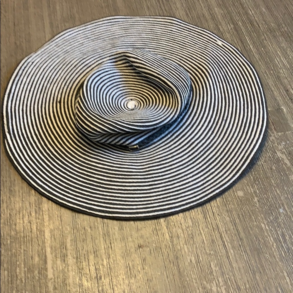 Resort style sun hat navy and off white
